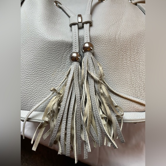 Gray tote bag with tassels - Picture 4 of 9